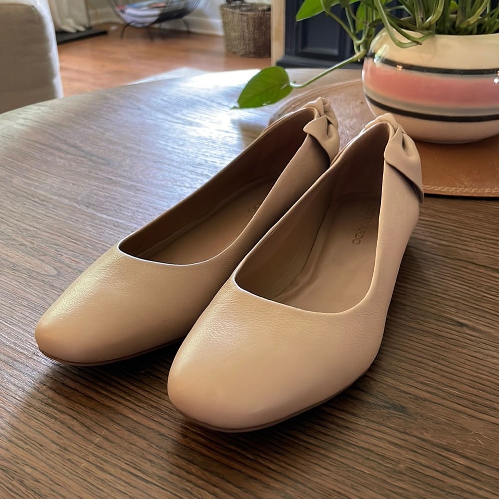 NWOT Bernardo flats with bow detail